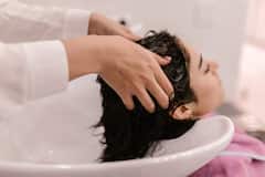 Washing Hair at Night : रात्री केस धुणे चांगले असते का ? जाणून घ्या