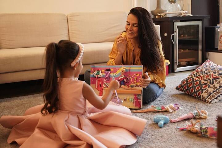 वहीं सोफे के साथ-साथ लिविंग एरिया में एक सुंदर सा कार्पेट भी बिछाया गया है. इसके अलावा एक साइड टेबल भी लगी है.जिसपर लैंप लगा हुआ है.