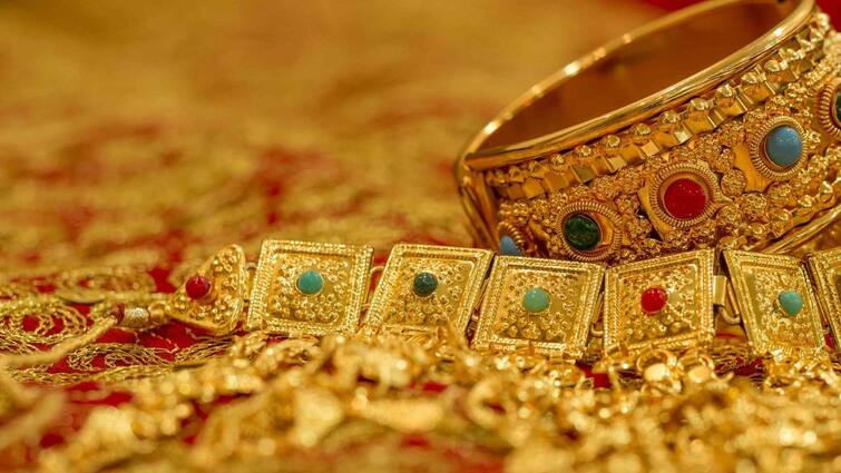 Latest Gold Silver Rate Today February 5 2023 know gold price in your city chennai coimbatore trichy bangalore Gold Silver Rate February 05, 2024: ஹாப்பி நியூஸ் மக்களே! குறைந்தது தங்கம் விலை - இன்றைய நிலவரம் என்ன?