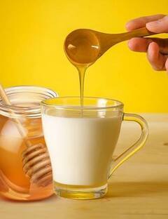 Milk With Honey: ਦੁੱਧ 'ਚ ਸ਼ਹਿਦ ਮਿਲਾ ਕੇ ਪੀਣ ਨਾਲ ਮਿਲਦੇ ਨੇ ਹੈਰਾਨੀਜਨਕ ਫਾਇਦੇ