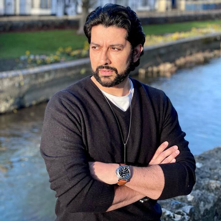 दरअसल हम बात कर रहे हैं आफताब शिवदसानी की, जिनको बॉलीवुड फिल्मों में कॉमेडी एक्टर के तौर पर ज्यादा पहचाना जाता है. हालांकि एक हीरो के तौर पर फिल्मी करियर की शुरुआत करने वाले आफताब ने काफी फिल्में की हैं. लेकिन सोलो किरदार में वो कभी ज्यादा कामयाबी हासिल नहीं कर सके. हालांकि हंगामा, ग्रैंड मस्ती, क्या कूल हैं हम जैसी फिल्मों के जरिए उन्होंने एक खास दर्शक वर्ग को अपना दीवाना भी बनाया. फिल्मी करियर की धीमी रफ्तार के बावजूद इस स्टार की लाइफ लग्जरी है. आज आपको आफताब शिवदसानी के बारे में कुछ अनसुनी अनकही बातें बताएंगे.