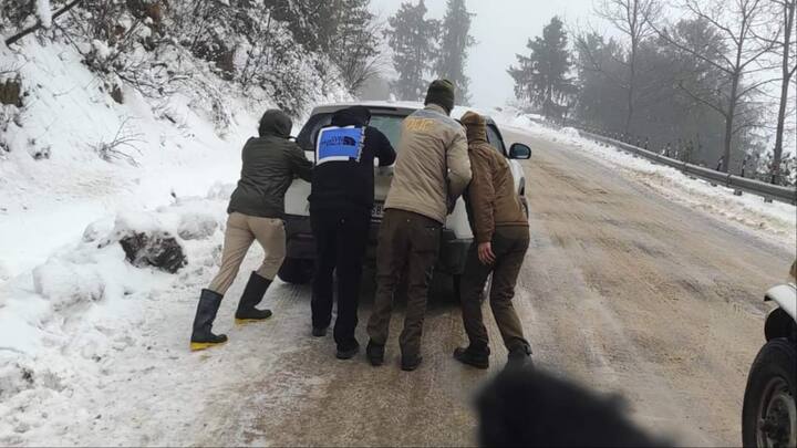 शिमला पुलिस के जवान लगातार ग्राउंड जीरो पर डटे हुए हैं. स्थानीय प्रशासन ने लोगों से गैर जरूरी होने पर यात्रा न करने की अपील की है. कई सड़कों पर बर्फबारी की वजह से खासी फिसलन है. ऐसी सड़क पर सफर करना फिलहाल असुरक्षित है.