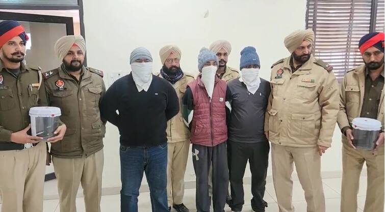 3 arrested with weapons and live cartridges in Sri Muktsar sahib Punjab Police: ਹਥਿਆਰ ਤੇ ਜਿੰਦਾ ਕਾਰਤੂਸਾਂ ਸਮੇਤ 3 ਗ੍ਰਿਫ਼ਤਾਰ, ਕਾਰ ਪਾਰਕਿੰਗ ਨੂੰ ਲੈ ਕੇ ਚਲਾਈਆਂ ਸੀ ਗੋਲ਼ੀਆਂ