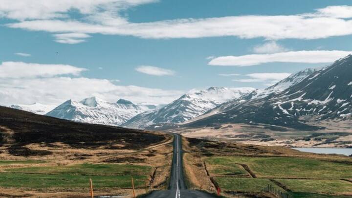 दिल्ली से मैक्लोडगंज बहुत सस्ते में पहुंचा जा सकता है. दिल्लीवालों के लिए इन खास जगहों पर सस्ते बजट में यात्रा का प्लान बनाना आसान है. यहां यात्रा करने का खर्च केवल लगभग 10 हजार रुपये होगा.