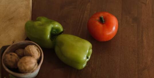 ਇਸ ਤੋਂ ਇਲਾਵਾ ਟਮਾਟਰ ਅਤੇ ਸ਼ਿਮਲਾ ਮਿਰਚ ਵੀ ਅਜਿਹੀਆਂ ਫਸਲਾਂ ਹਨ। ਜੋ 60 ਤੋਂ 75 ਦਿਨਾਂ ਵਿੱਚ ਤਿਆਰ ਹੋ ਜਾਂਦੀ ਹੈ। ਇਸ ਦੀ ਕਾਸ਼ਤ ਸਾਲ ਭਰ ਕੀਤੀ ਜਾ ਸਕਦੀ ਹੈ। ਸ਼ਿਮਲਾ ਮਿਰਚ ਅਤੇ ਟਮਾਟਰ ਬਜ਼ਾਰ ਵਿੱਚ ਖੂਬ ਉਪਲਬਧ ਹਨ।