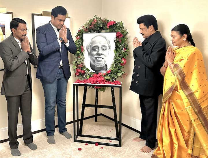 முன்னதாக பேரறிஞர் அண்ணாவின் நினைவுநாளின் போது, அவரது திருவுருவ படத்திற்கு முதலமைச்சர் ஸ்டாலினுடன் அவரது மனைவி துர்கா ஸ்டாலின் மற்றும் தொழில்துறை அமைச்சர் டி. ஆர். பி. ராஜா ஆகியோர் மரியாதை செலுத்தினர்.