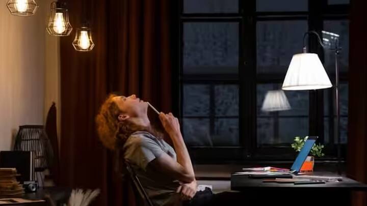 ઇલેક્ટ્રિક બલ્બ અને ટ્યુબ લાઇટનો વધુ પડતો ઉપયોગ આંખોના સ્વાસ્થ્ય માટે ખૂબ જ નુકસાનકારક સાબિત થાય છે.