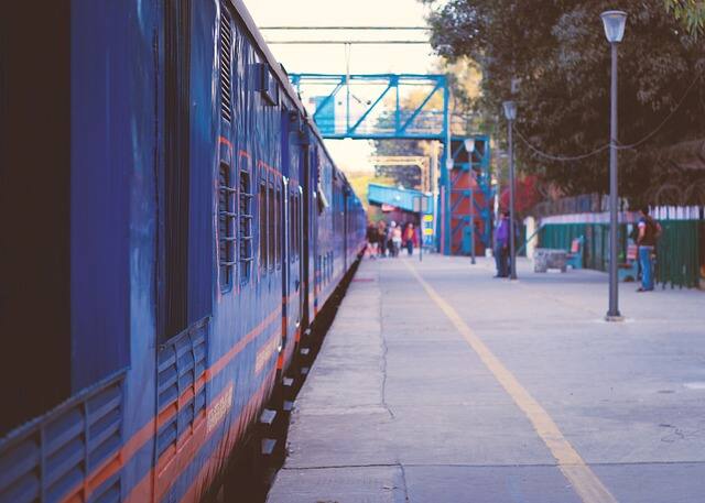 इसके लिए आपको चिंता करने की जरूरत नहीं है, IRCTC की तरफ से कई बड़े रेलवे स्टेशनों पर रूम की सुविधा दी जाती है.