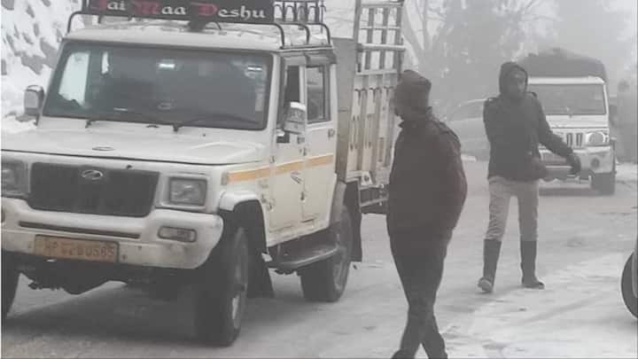 बर्फबारी और बारिश की वजह से सड़क पर खासी फिसलन है. सड़क पर फिसलन होने के साथ यात्रियों की सुरक्षा भी चिंता का सबब है.