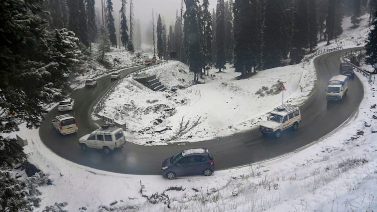 J&K Weather Today Roads train and air traffic started once again in Jammu and Kashmir after snowfall ANN J&K Weather Today: घाटी में बर्फबारी थमते ही पटरी पर लौटा जनजीवन, सड़कें और हवाई मार्ग हुए चालू