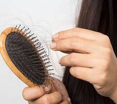 Hair Fall Problem: ਜੇਕਰ ਤੁਸੀਂ ਵੀ ਵਾਲ ਝੜਨ ਤੋਂ ਪਰੇਸ਼ਾਨ ਹੋ ਤਾਂ ਅਪਣਾਓ ਇਹ ਘਰੇਲੂ ਨੁਸਖੇ, ਵਾਲਾਂ ਦਾ ਝੜਨਾ ਹੋਵੇਗਾ ਘੱਟ
