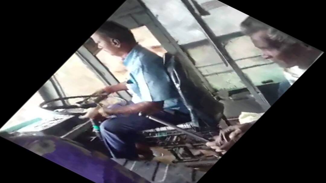 அரசு பேருந்தில் கியர் மாற்றும் கம்பியை பிடித்தப்படி பயணி பயணம் - நடந்தது என்ன..?