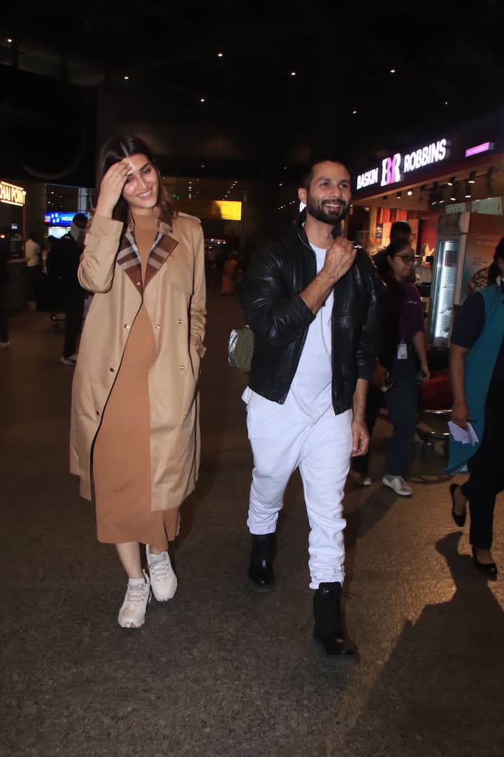 शाहिद कपूर आणि क्रिती सेनॉन त्यांच्या आगामी चित्रपटाचे प्रमोशन करताना दिसतात. आज दोघेही मुंबई विमानतळावर दिसले. (Photo Credit : manav manglani)