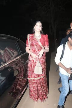Sonam Kapoor Pics: લાલ સાડી પહેરીને દોસ્તના લગ્નના રિસેપ્શનમાં પહોંચી સોનમ કપૂર, ટ્રેડિશનલ લૂકથી જીત્યું ફેન્સનું દિલ