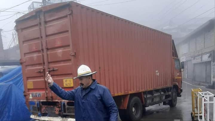 हिमाचल प्रदेश की ऊंचाई वाले इलाकों में बर्फबारी का दौर लगातार जारी है. शिमला के भी ऊंचाई वाले इलाकों में बर्फबारी हो रही है. इसके अलावा अन्य इलाकों में भी बारिश का क्रम सुबह से ही जारी है.