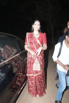 Sonam Kapoor Pics: लाल साड़ी पहन दोस्त की शादी के रिसेप्शन में पहुंची सोनम कपूर, ट्रेडिशनल लुक से जीता फैंस का दिल