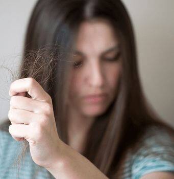 ਮਸਾਜ ਕਰੋ — ਰੋਜ਼ਾਨਾ ਸਿਰ ਦੀ ਮਾਲਿਸ਼ ਕਰੋ ਕਿਉਂਕਿ ਇਸ ਨਾਲ ਖੂਨ ਦਾ ਪ੍ਰਵਾਹ ਵਧਦਾ ਹੈ, ਜੋ ਵਾਲਾਂ ਨੂੰ ਝੜਨ ਤੋਂ ਰੋਕਣ ਅਤੇ ਨਵੇਂ ਵਾਲ ਉਗਾਉਣ ਲਈ ਬਹੁਤ ਕਾਰਗਰ ਸਾਬਤ ਹੁੰਦਾ ਹੈ।