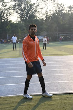 Kartik Aaryan :  कार्तिक आर्यन घेतोय फुटबॉल खेळण्याचा आनंद, पाहा फोटो..