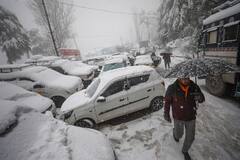 Heavy Snowfall Alert: पहाड़ों पर बर्फबारी बनी मुसीबत, हिमाचल में 475 सड़कें बंद, कश्मीर में यातायात ठप, हिमस्खलन का अलर्ट