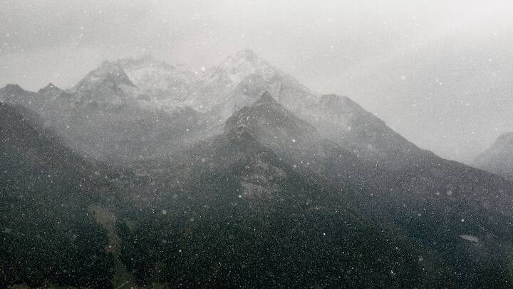 पहाड़ी इलाकों में हो रही बर्फबारी का असर मैदानी क्षेत्रों में भी दिख सकता है. इस कारण तापमान काफी गिरावट हो सकती है साथ ही किसानों को कई परेशानियां झेलनी पड़ सकती हैं.