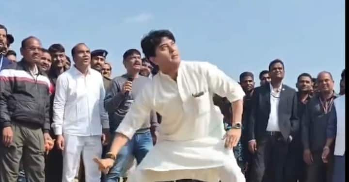 ज्योतिरादित्य सिंधिया इसके बाद गिल्ली उड़ाने में तो सफल रहे, लेकिन इसे मार नहीं सके.