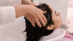 Washing Hair at Night : रात्री केस धुणे चांगले असते का ? जाणून घ्या