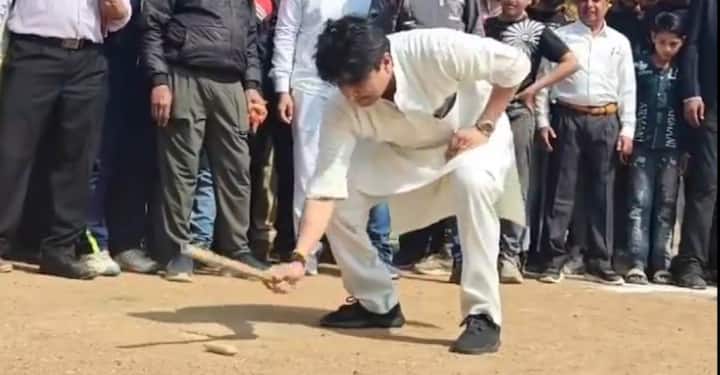 केंद्रीय नागरिक उड्डयन मंत्री ज्योतिरादित्य सिंधिया गिल्ली डंडा खेलते हुए पहले प्रयास में सफल नहीं हुए.