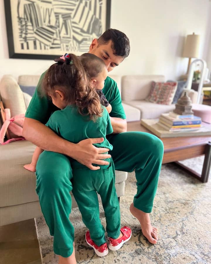 ये नेहा और अंगद के घर का लिविंग एरिया है. जो काफी बड़ा और स्पेशियस है. यहां पर ऑफ व्हाइट कलर के सोफे लगे हुए हैं.