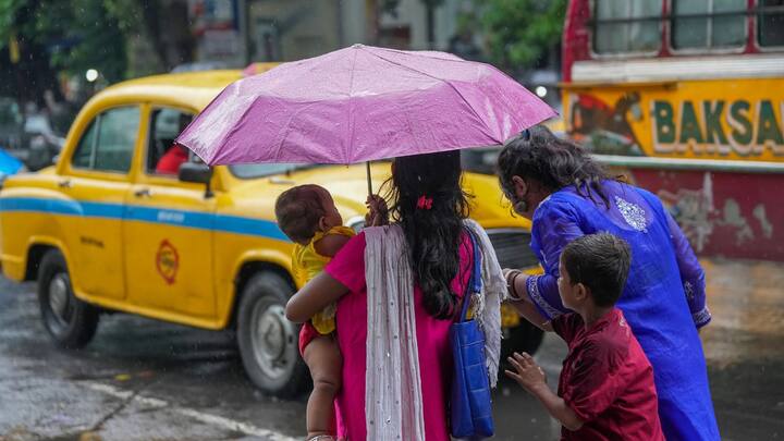 সকালের দিকে শীতের আমেজ থাকলেও, বেলা বাড়ার সঙ্গে সঙ্গেই তা উধাও হয়ে যাচ্ছে। তাপমাত্রা ওঠানামা করলেও জাঁকিয়ে ঠান্ডা পড়ার আর সম্ভাবনা নেই।