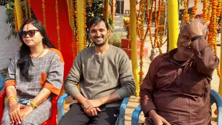 भारतीय सभ्यता संस्कृति में विदेशी बहू काफि सुंदर दिख रही थीं. दोनों के परिवार वाले खुशी से शादी के लिए तैयार हो गए थे. इस शादी में कई लोग और शामिल हुए और वर-वधू को आशीर्वाद दिया.