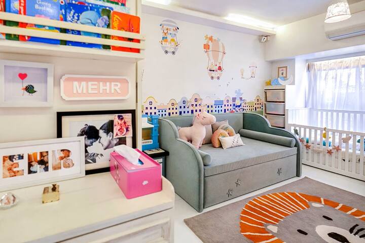 ये नेहा और अंगद के बच्चों को कमरा है. जिसे उन्होंने कई सारे खिलौनों और कार्टून पोस्टर से डेकोरेट किया है. साथ ही दीवार पर कपल की बेटी मेहर का नाम भी लिखवाया गया है.