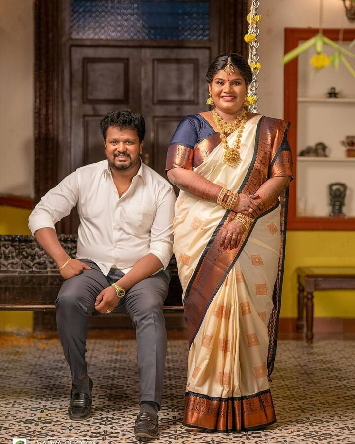 அதற்கு ஏற்றவாறு சில நாட்களுக்கு முன்னர் இந்திரஜாவுக்கும் அவரது முறைப்பையன் கார்த்திக்கிற்கும் நிச்சயம் முடிந்தது.