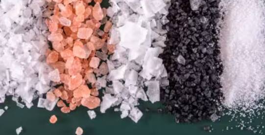 ਕਾਲੇ ਨਮਕ ਵਿੱਚ ਫਲੋਰਾਈਡ ਅਤੇ ਹੋਰ ਰਸਾਇਣ ਵੀ ਹੁੰਦੇ ਹਨ ਜੋ ਸਰੀਰ ਦੇ ਫੰਕਸ਼ਨ ਨੂੰ ਕਈ ਤਰੀਕਿਆਂ ਨਾਲ ਪ੍ਰਭਾਵਿਤ ਕਰਦੇ ਹਨ। ਅਜਿਹੇ 'ਚ ਹਾਈ ਬੀਪੀ ਦੇ ਮਰੀਜ਼ਾਂ ਨੂੰ ਕਾਲਾ ਨਮਕ ਖਾਣ ਤੋਂ ਪਰਹੇਜ਼ ਕਰਨਾ ਚਾਹੀਦਾ ਹੈ।