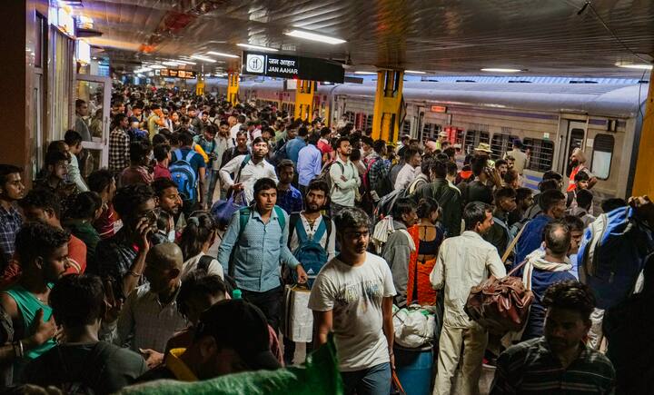 Train Delay: ट्रेन लेट होने की स्थिति में लोगों के लिए रहने की समस्या हो जाती है, लोग रेलवे स्टेशन पर ही लेट जाते हैं. हालांकि वो रेलवे स्टेशन पर ही कमरा बुक करा सकते हैं.