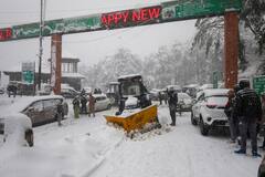 Heavy Snowfall Alert: पहाड़ों पर बर्फबारी बनी मुसीबत, हिमाचल में 475 सड़कें बंद, कश्मीर में यातायात ठप, हिमस्खलन का अलर्ट