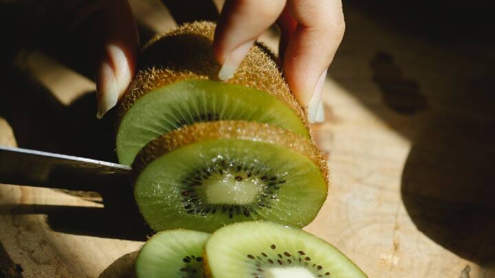 kiwi in winter Benefits :   किवीमध्ये भरपूर जीवनसत्त्वे असतात. जे आरोग्यासाठी फायदेशीर आहे.