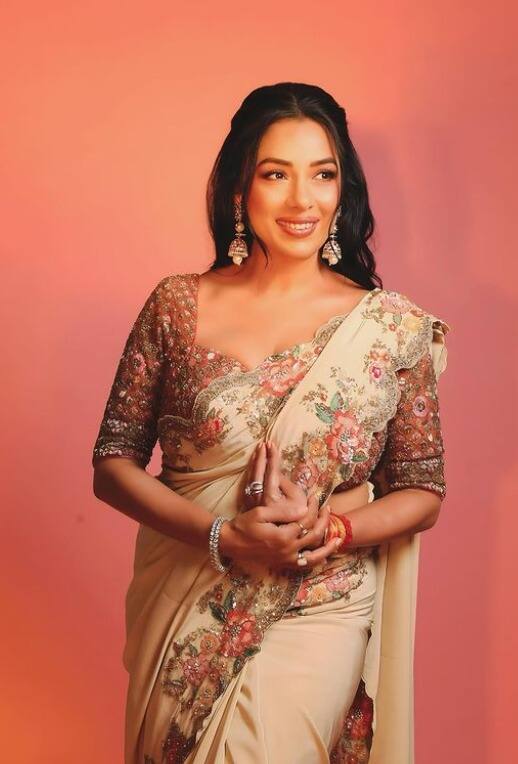 वहीं इस फिल्म के फ्लॉप होने के बाद रुपाली गांगुली के पिता रोड पर आ गए थे. इस फिल्म को बनाने के लिए उन्होंने अपना सब कुछ गिरवी रख दिया था. इस वजह से अनिल गांगुली और उनके पूरे परिवार को बेहद बुरे हालातों से गुजरना पड़ा था.