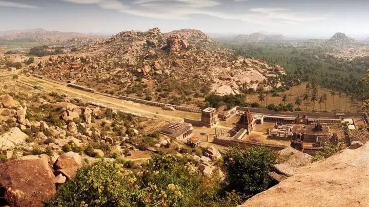 हम्पी कर्नाटक के मध्य भाग में स्थित ये हनीमून के लिए बेस्ट प्लेस है. यह स्थान बेंगलुरु से 353 किलोमीटर और होसपेट से 13 किलोमीटर की दूरी पर है. आप यहां ट्रेन और बस से पहुंच सकते हैं.