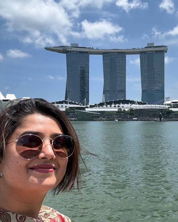 'प्राजक्ता' ची सिंगापूर ट्रिप!