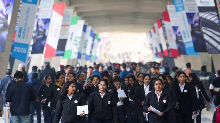 ভারতের গাড়ির দুনিয়ায় কবে, কতটা অগ্রগতি হয়েছে তার আভাস মেলে এই ভারত মবিলিটি গ্লোবাল এক্সপো (Bharat Mobility Global Expo)-তে। নয়া ডিজাইন থেকে শুরু করে গাড়ির দুনিয়ায় নতুন প্রযুক্তির আবিষ্কার। ভবিষ্যতে কী ধরনের গাড়ি তৈরি হতে চলেছে বা তৈরি করার চেষ্টা চলছে তার আভাস মেলে এখানে। এই বছর ১ থেকে ৩ ফেব্রুয়ারি রয়েছে এই অটো-এক্সপো। এই বছর অন্তত ৮০০ জন প্রদর্শক এসেছেন এখানে। ভিড় জমিয়েছিলেন বহু উৎসাহী।