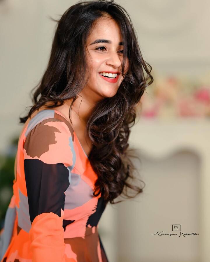 ఆ సమయంలోనే బిగ్​బాస్​ సీజన్ 2కు వెళ్లింది. ఆ సమయంలో చాలా నెగిటివిటీని మూటగట్టుకుంది దీప్తి. తనీష్​తో చనువుగా ఉండడంపై చాలా ట్రోల్స్ వచ్చాయి.(Images Source : Instagram/deepthi_sunaina)