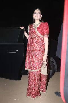 Sonam Kapoor Pics: લાલ સાડી પહેરીને દોસ્તના લગ્નના રિસેપ્શનમાં પહોંચી સોનમ કપૂર, ટ્રેડિશનલ લૂકથી જીત્યું ફેન્સનું દિલ