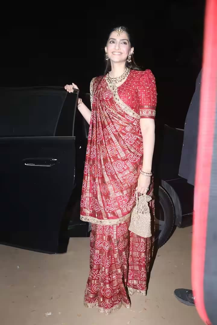 Sonam Kapoor Pics: સોનમ કપૂર દર વખતે પોતાના લૂકથી ચાહકોનું દિલ જીતે છે. આ વખતે તે ટ્રેડિશનલ અવતારમાં ખૂબ જ સુંદર લાગી રહી હતી. અહીં તેની તસવીરો જોવા મળી રહી છે.