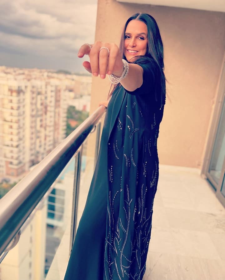 ये कपल के घर की बालकनी है. जहां से आपको मुंबई शहर का बेहद खूबसूरत नजारा दिखाई देगा.