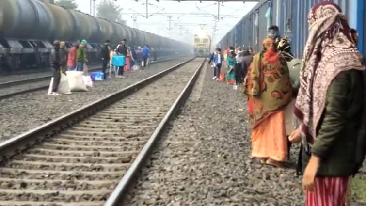 train stopped on main line instead of Platform at Bhitoni Railway station of Jabalpur Railway division mp ANN MP News: जबलपुर में प्लेटफार्म पर नहीं मेन लाइन पर रोकी जा रही ट्रेन, जान जोखिम में डालकर सवार हो रहे यात्री