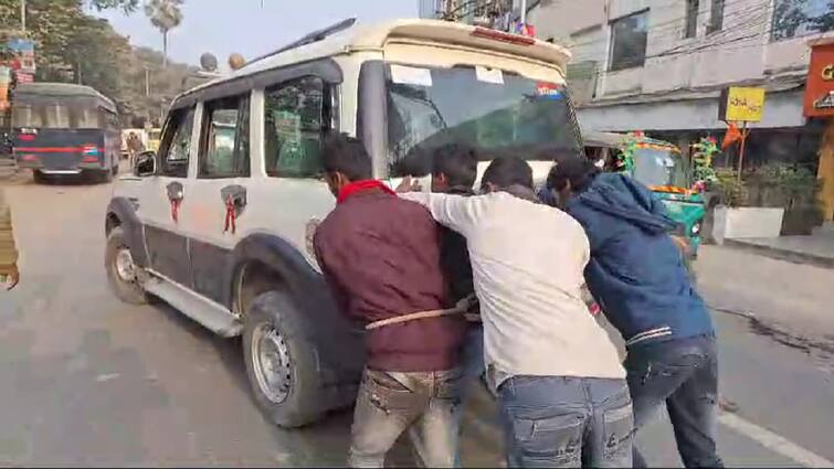 Bhagalpur Bihar Inmates Push Vehicle While Going To Court After It Runs Out Of Fuel Watch: Bihar Police Van Runs Out Of Fuel, Prisoners Push It Till Court. Video Goes Viral