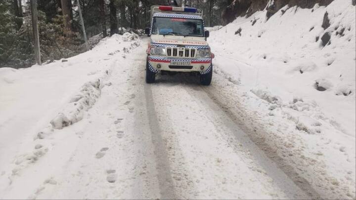 पुलिस पेट्रोलिंग व्हीकल न सिर्फ गाड़ियों को बर्फ से बाहर निकलने में मदद कर रही है, बल्कि रास्ते में फंसे लोगों को भी गंतव्य स्थल तक पहुंचा रही है. हाड कंपा देने वाली ठंड में शिमला पुलिस के जवानों के जज्बे की जमकर तारीफ हो रही है.
