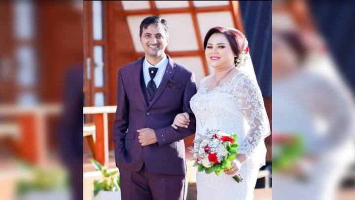 इंडोनेशिया के सिबोरोगबोरोग की रहने वाली दुल्हनिया सोइलिना मेनाक सिलाबन और पताही प्रखंड के परसौनी कपूर निवासी अखिलेश कुमार के पुत्र हर्षवर्धन कुमार की इस लव स्टोरी की खूब चर्चा हो रही है.
