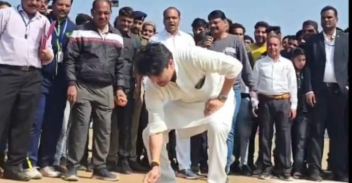 बीजेपी नेता ज्योतिरादित्य सिंधिया मध्य प्रदेश के गुना और अशोकनगर में खेल महोत्सव में पहुंचे. उन्होंने इस दौरान गिल्ली डंडा खेला.