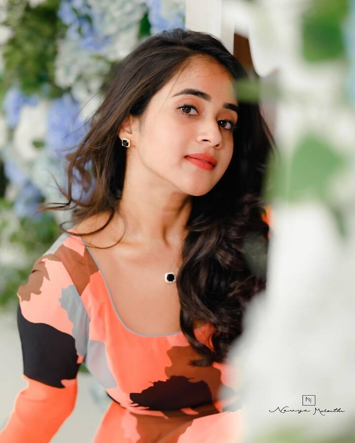 బిగ్​బాస్ తర్వాత తన లైఫ్​స్టైల్​ని మార్చేసుకుంది దీప్తి. ప్రైవేట్ సాంగ్స్ చేస్తూ.. ఇన్​స్టాలో ఎంటర్​టైన్ చేస్తుంది. (Images Source : Instagram/deepthi_sunaina)